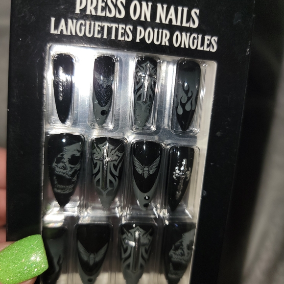 Spirit Black Press On Nails - Picture 2 of 3